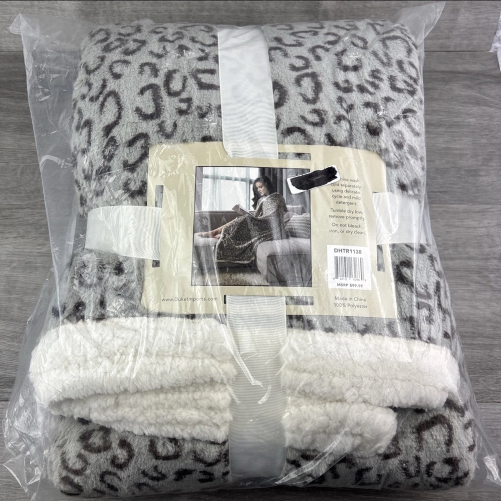 Regal Comfort Leopard Wearable Throw 50"×70"